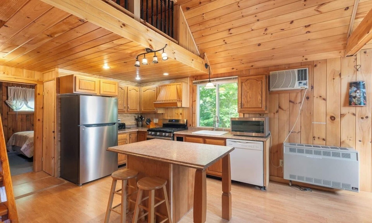Fryeburg Ski Chalet | Dog-friendy spacious chalet with lake access in peaceful Fryeburg