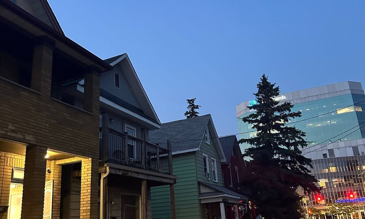 Little Italy House | Dow's Lake Downtown Ottawa, Studio-Room with balcony