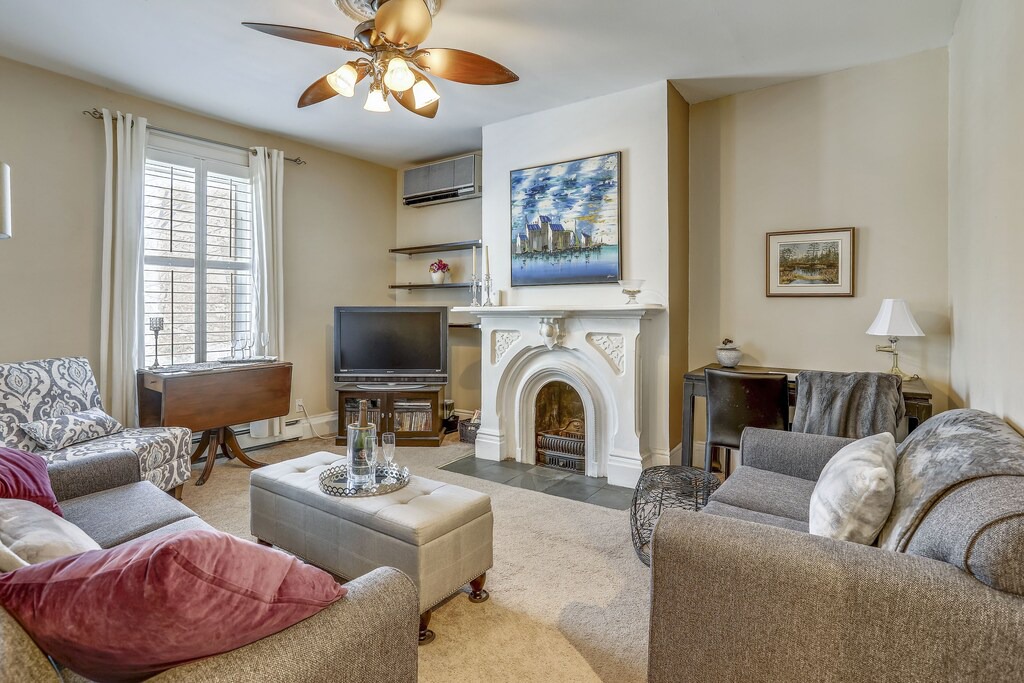Cabbagetown South House | Downtown: Close to Attractions, Universities, Hospitals, Shopping, + Parking!!