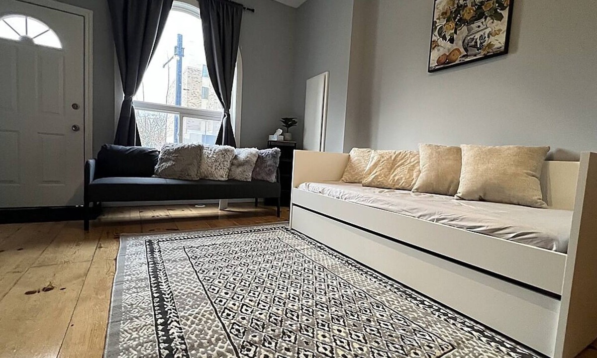 London Apartment | Downtown, Free EV Charger, Parking & Laundry