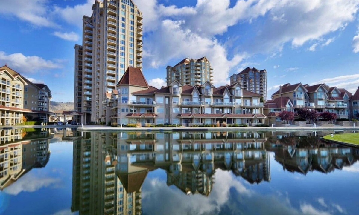 Central Okanagan House | Downtown Lakefront Condo: Pools, Hot Tubs & Steam