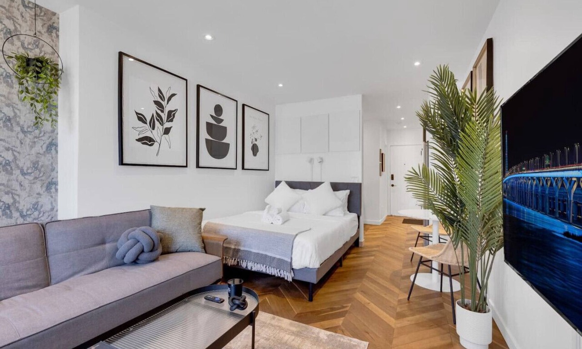 Milton Park Apartment | Downtown Montreal Speakeasy 502 | Balcony, Queen Bed, Sofa Bed, Parking & 65` TV