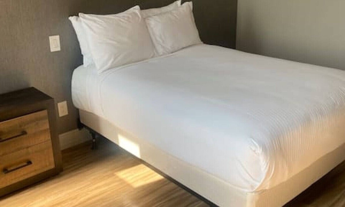 Northeast Mississauga House | Dream Suites Boutique Hotel - Private room in Mississauga