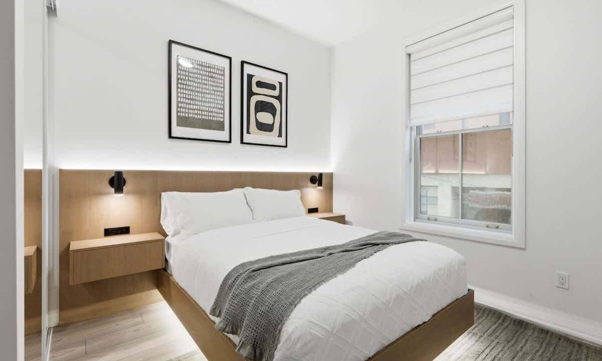 Downtown Toronto Apartment | DTWN Boutique Townhome + Basement Suite |Sleeps 10
