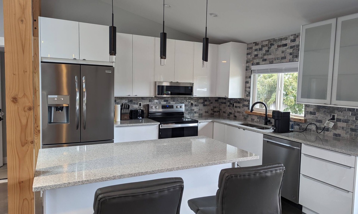 Comox House | Dyke Rd House - Home away from home