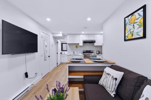Oakridge Villa | Easy Access to YVR & DT l Cozy Lower Level Suite
