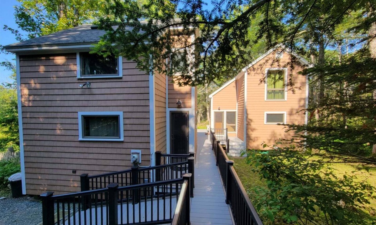 East Boothbay House | Ebb And Flow: Spacious 4-bedroom cabin in Boothbay with stunning waterfront views.
