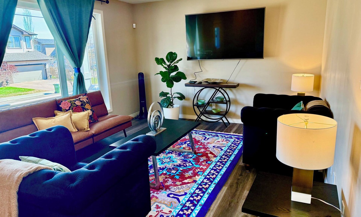 Northeast Edmonton House | Edmonton, Brinell Park, Comfy Guest Retreat, 3BRs 4 Beds + Sofa bed and Garage