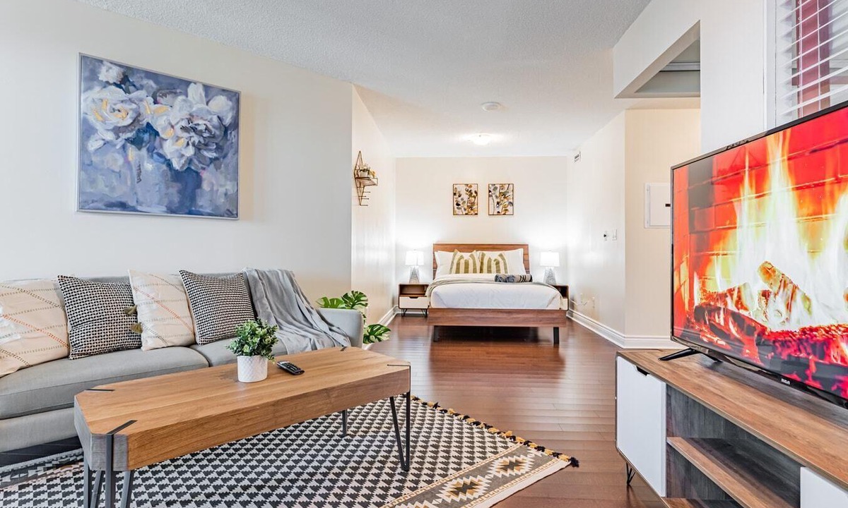 Fort York Condo | Elegant 2BR Condo, Lake View and Free Parking