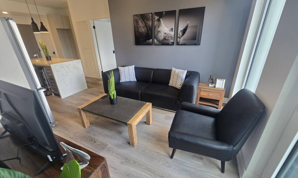 Downtown Toronto Apartment | Elegant 2BR Toronto Rental with Panoramic Views & Pool