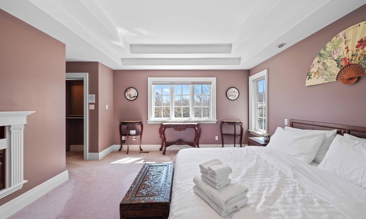 Hammonds Plains Villa | Elegant Lakehouse on Golf Course with large property ground
