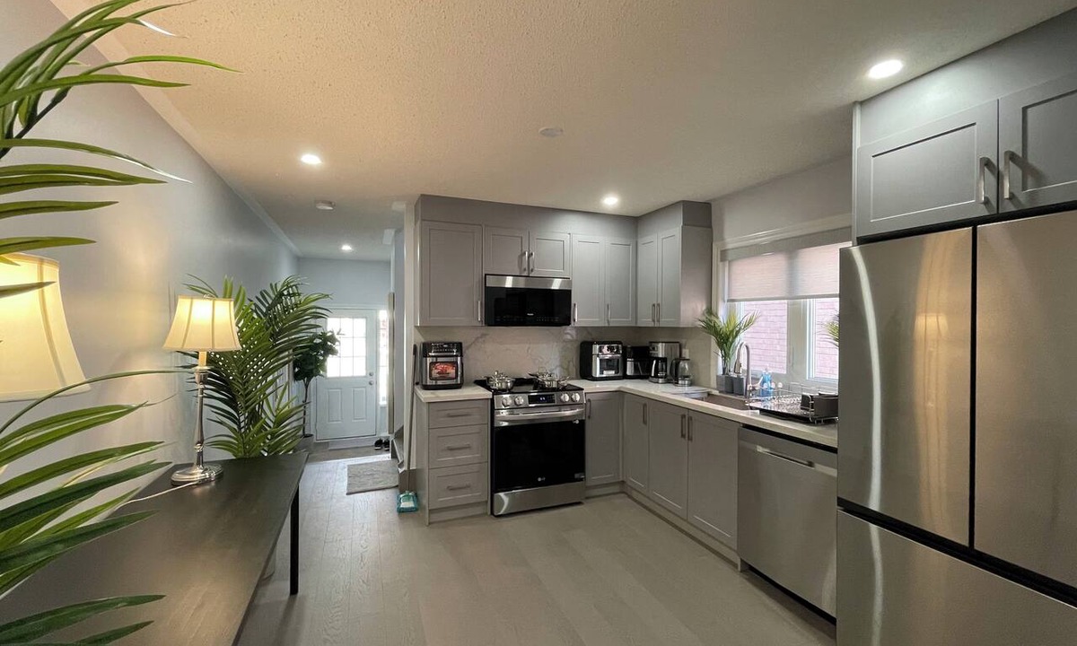 Milton House | Elegant Modern Decor Whole Townhouse In Milton