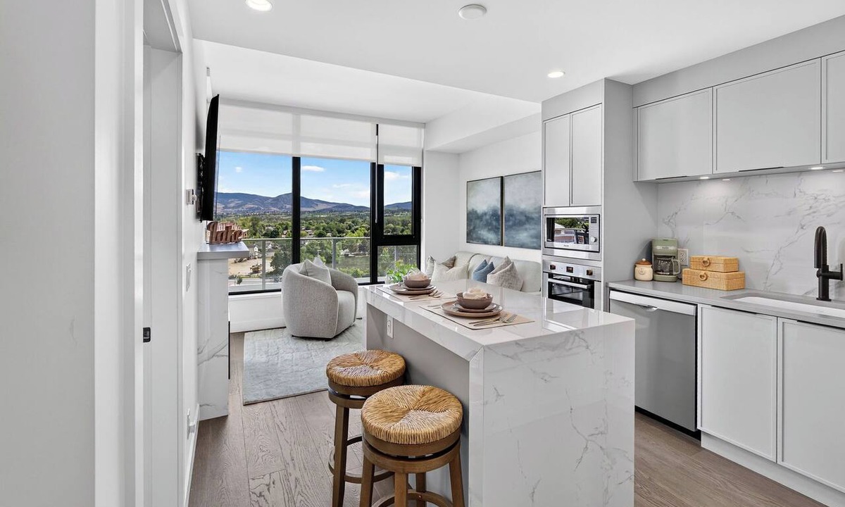South Pandosy Condo | Elevate your lifestyle at AQUA Kelowna. This sophisticated 2-bed condo features a king suite, sofa bed, gourmet kitchen, and private BBQ patio. Enjoy stunning marina views and resort access to pools, hot tubs, fitness centre, and beachfront.