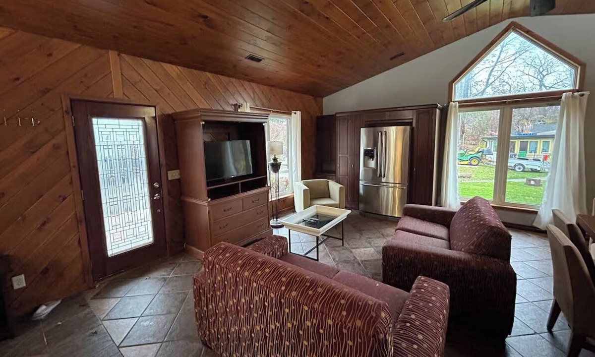 Ruthven Cabin | Elias Cabin CliffsidenA Cozy Getaway in Nature's Embrace