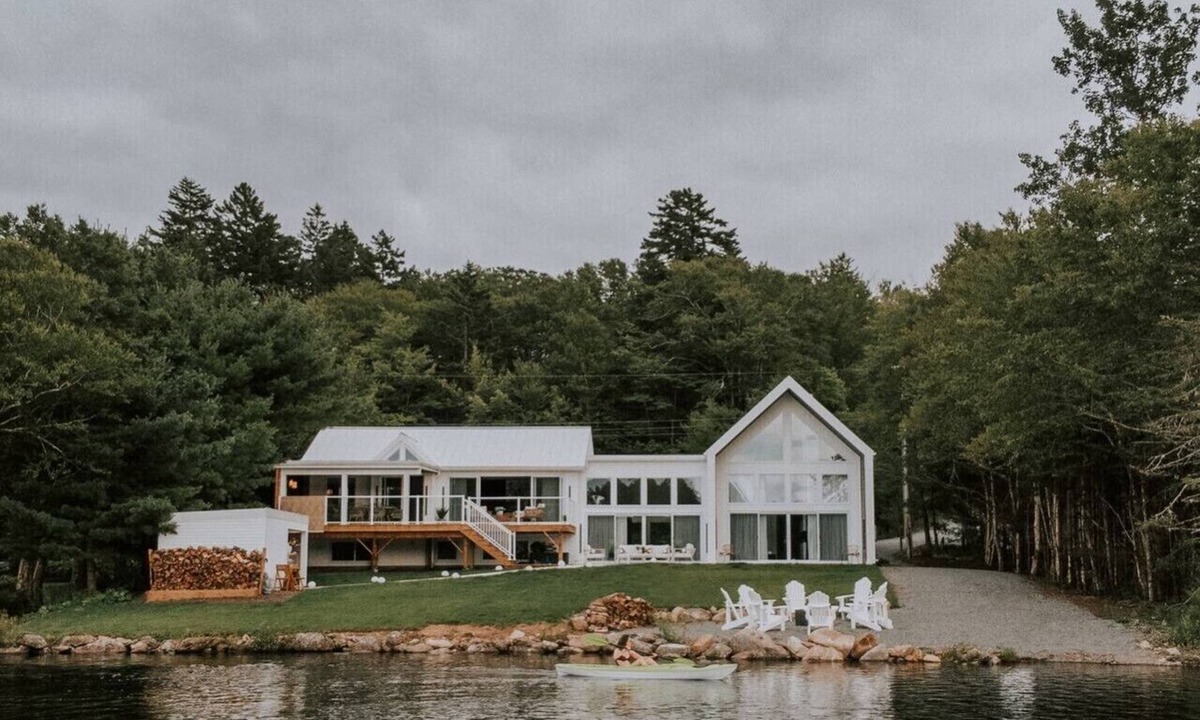 East Hants House | Elite Lakehouse w/Hot Tub & Sauna