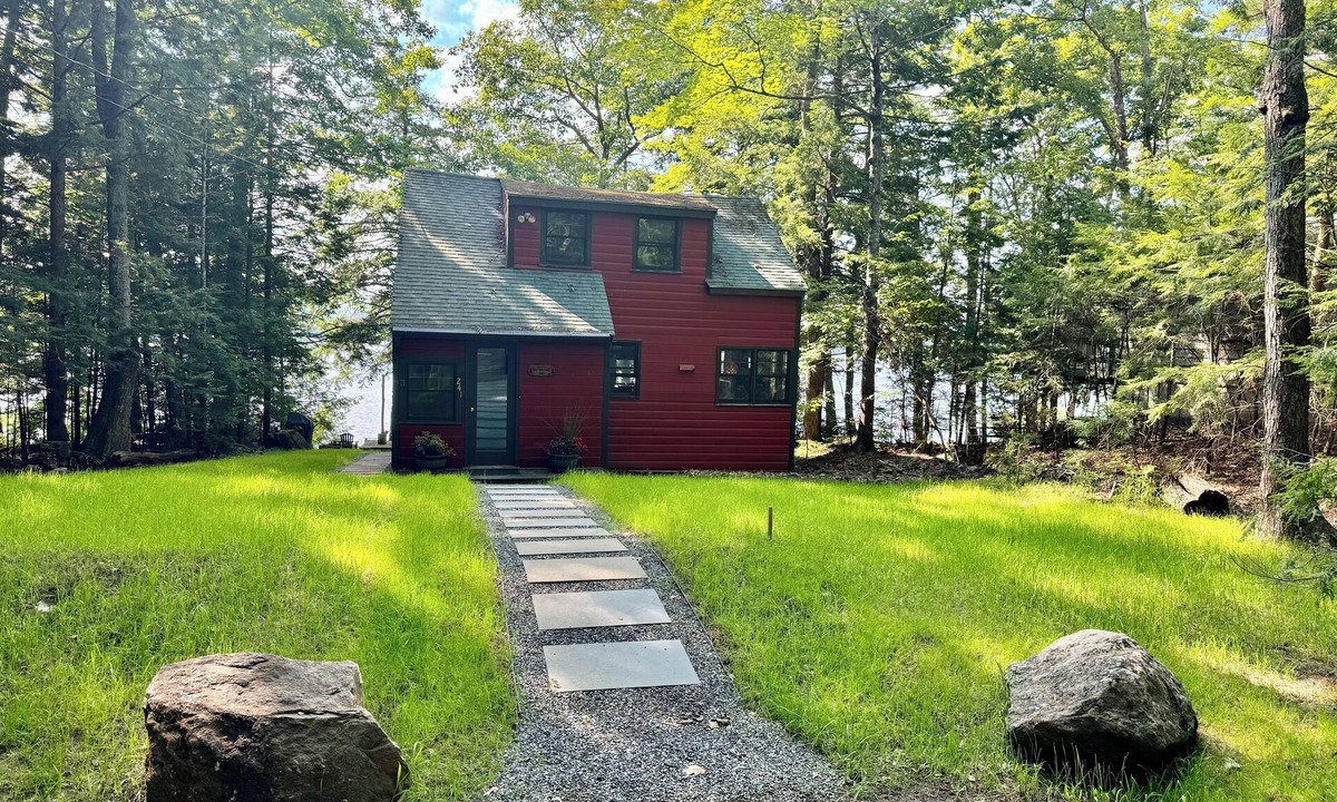 Falmouth Cottage | Enchanted Summer/Fall lakefront Cottage, 20 mins from downtown Portland!