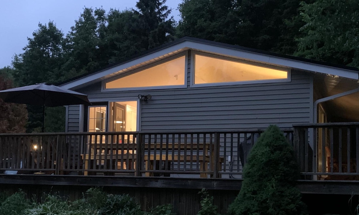 Eugenia Cottage | Enjoy the Fall Colours in this Family-friendly Bungalow in the Woods