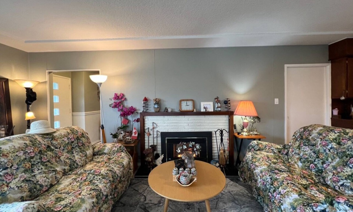 Surrey House | Enjoyable 3-bedroom house in charming Surrey neighborhood, close to everything