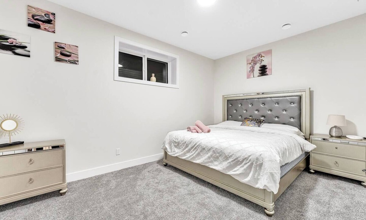 Southeast Edmonton House | Entertainment Suite| FoosBall| Games| Netflix