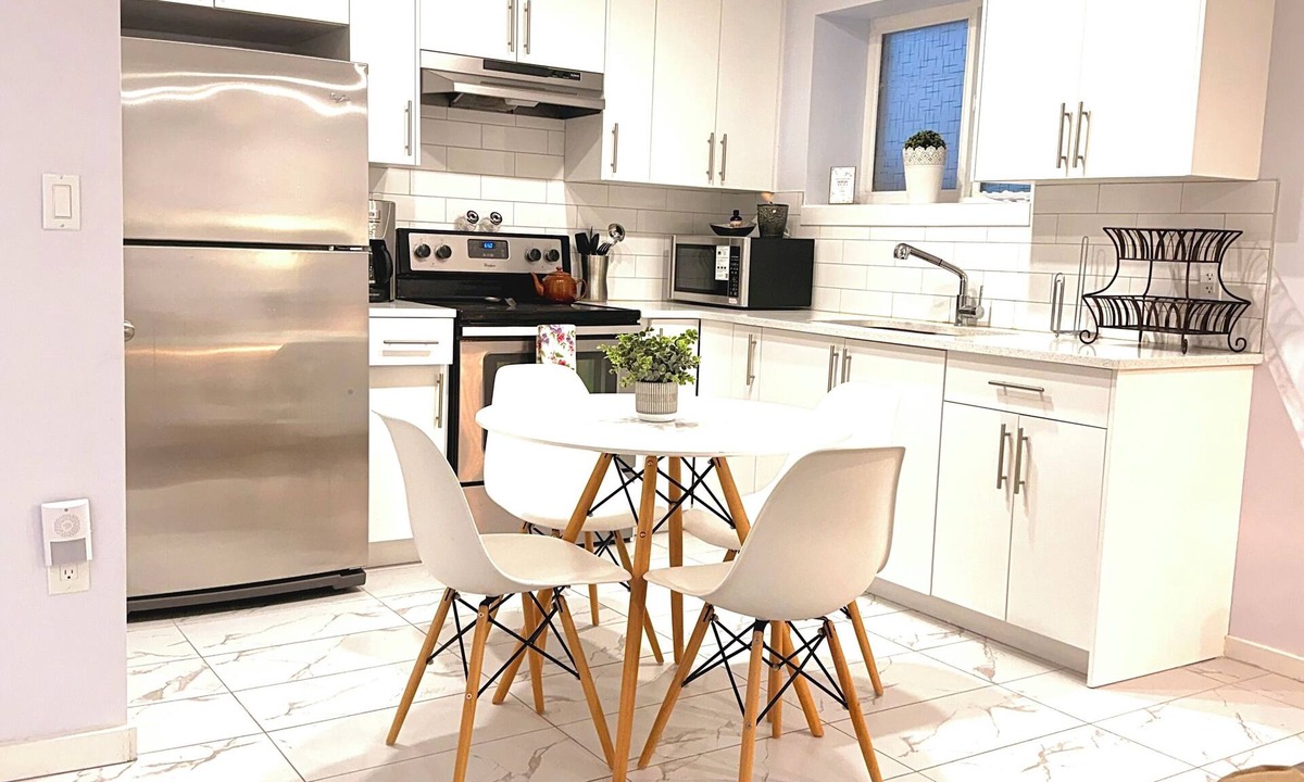 Evanston House | Entire 2BR Guest Suite | Private Entrance | Sleeps 2–7