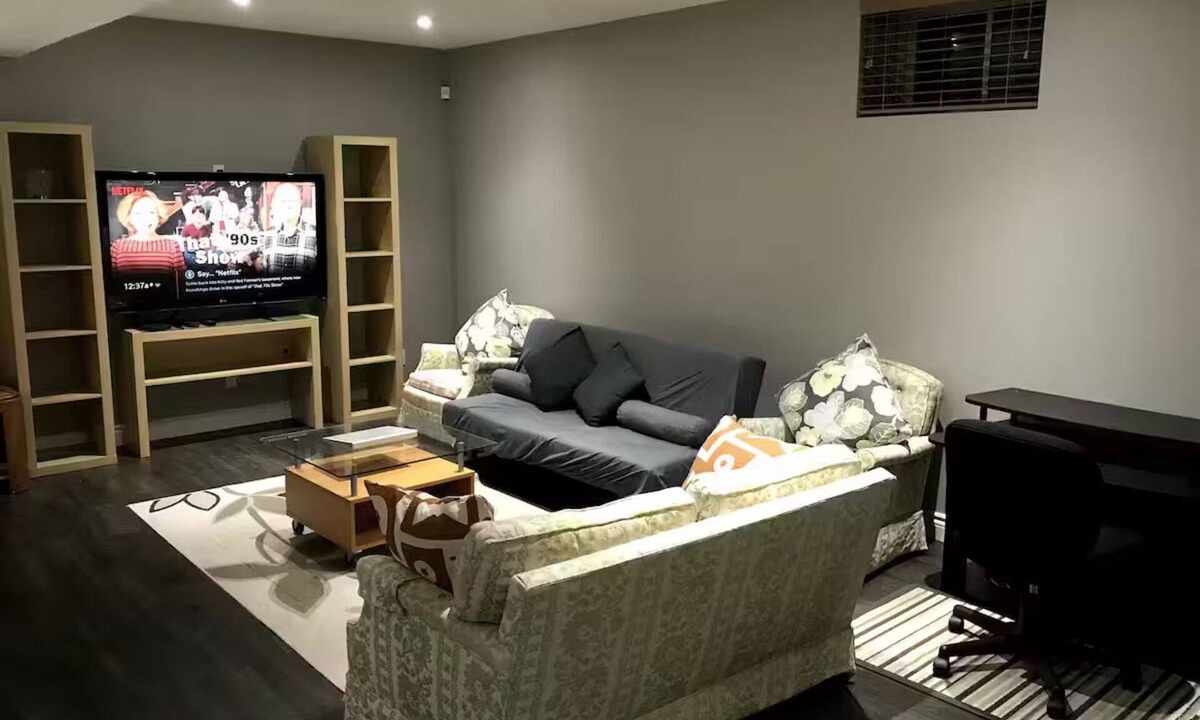 Thornhill House | Entire Apt Separate Entry, TTC Toronto SuperMkt Bank Restaurants