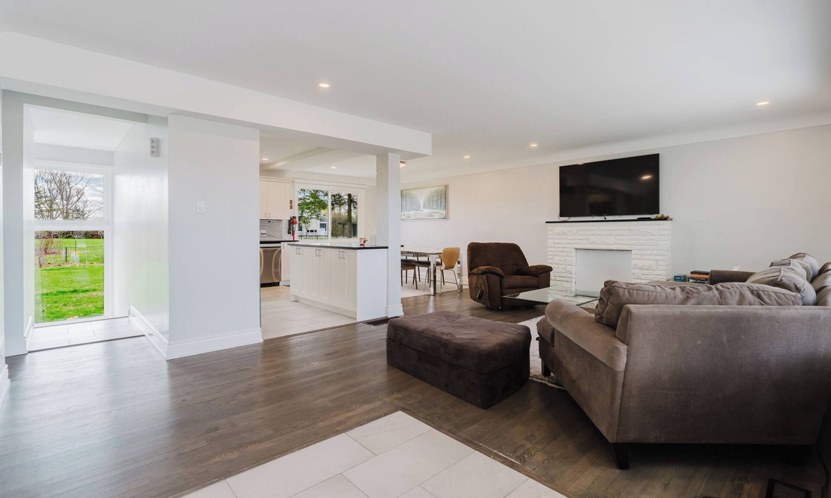 Ottawa Division House | Entire Home Retreat with Large Backyard & Peaceful Setting