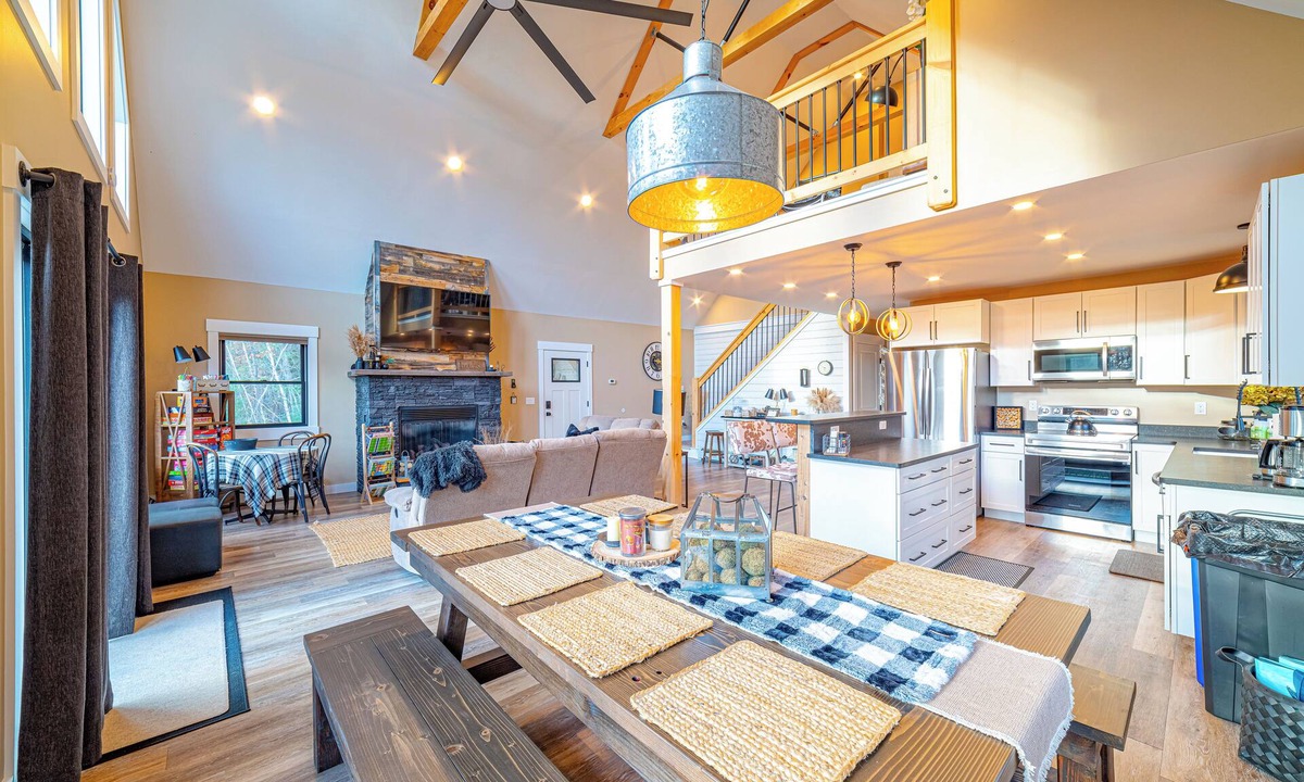 Bethel Ski Chalet | Entire private modern 3-bedroom chalet, Hot Tub, Wifi, 15 mins from Sunday River