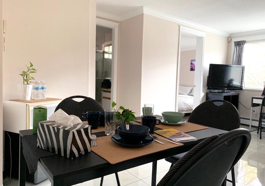 Renfrew-Collingwood Villa | Entire Private Suite - 5 Min Walk to SkyTrain, Free Parking, 15 Mins to Downtown