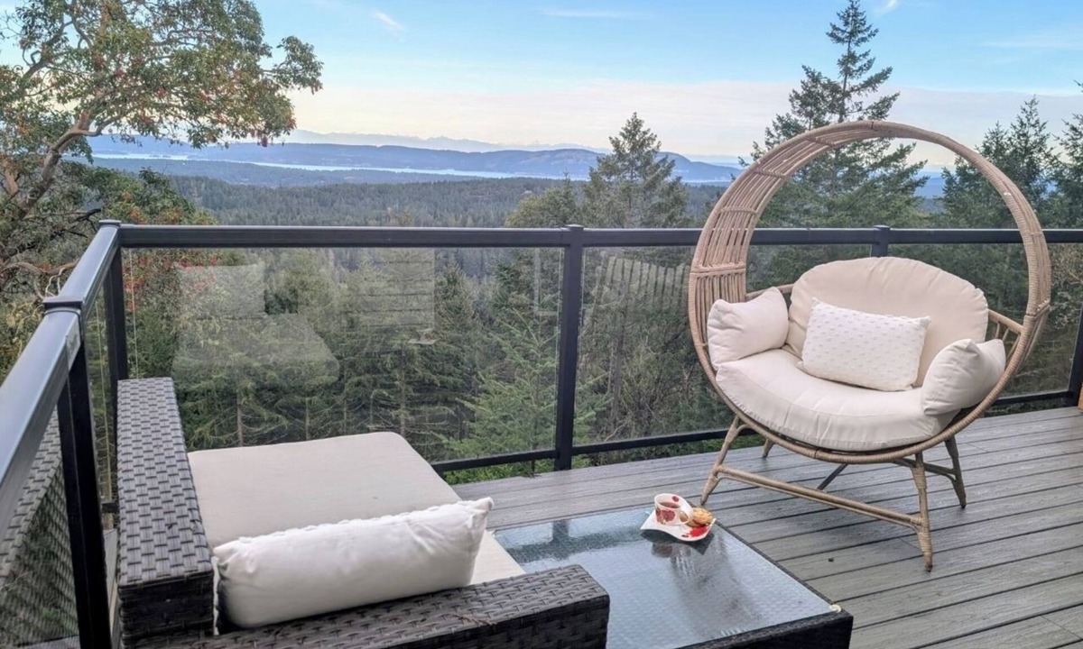 Salt Spring Island House | Entire room. Ocean,mountain view, hot tub,garden,deck,next to Mount Maxwell park