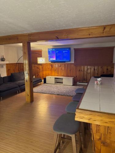 Terrebonne House | Entire Urban Cabin Retreat 3BD Terrace&Covered Parking