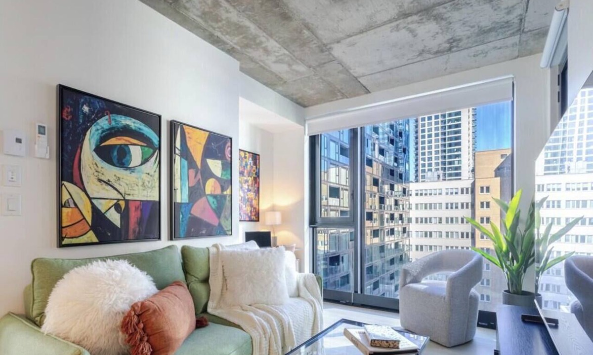 Quartier des Spectacles Apartment | Executive Apartment | Free Parking & Pool