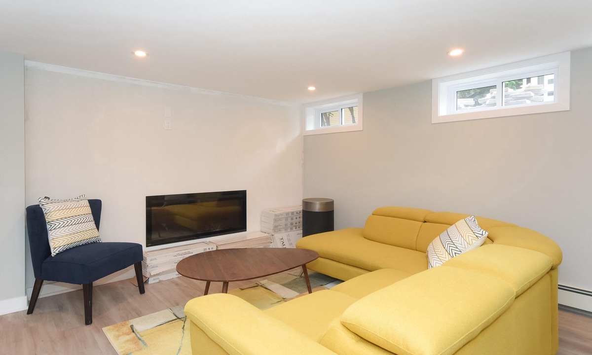 Ottawa Division Apartment | Executive high end 3 bdrm, 3 baths lower apt