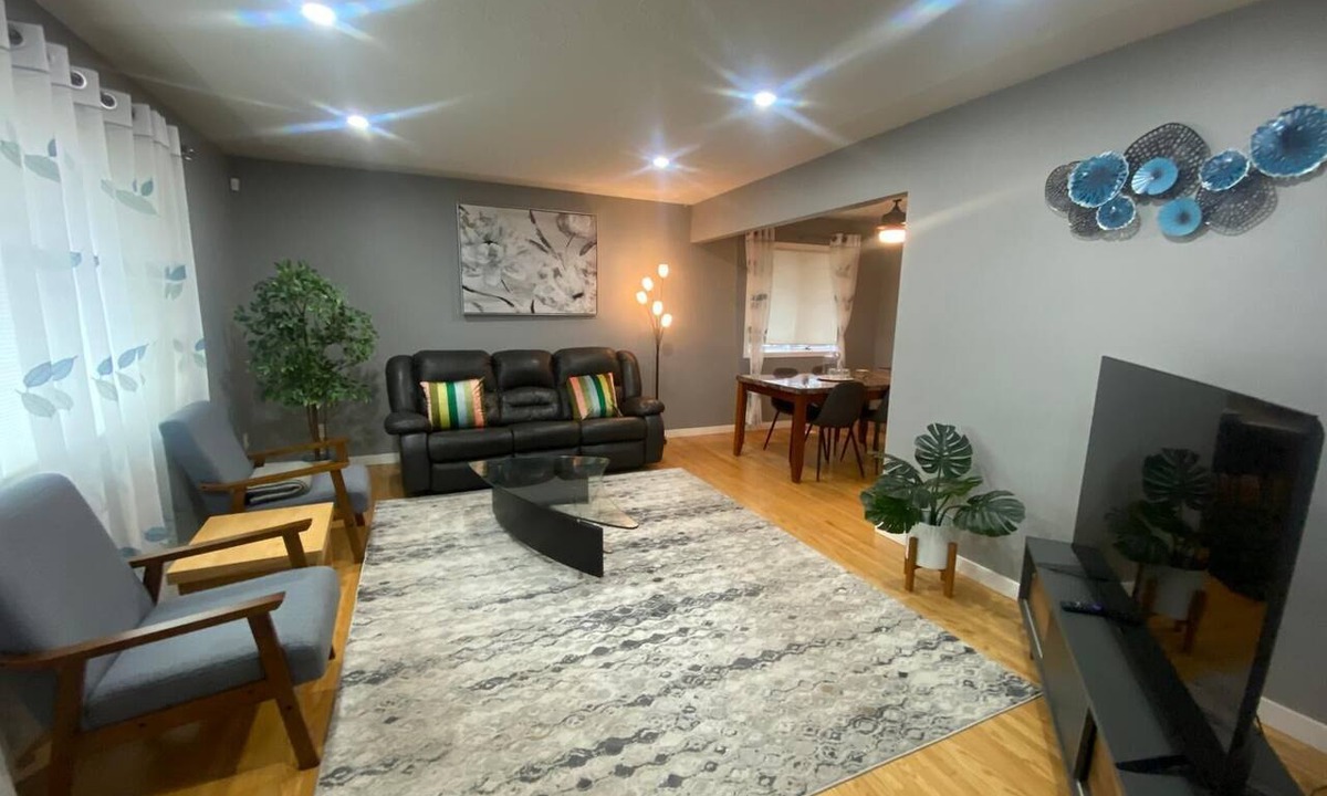 Jasper Place House | Executive Holiday Home near West Edmonton Mall