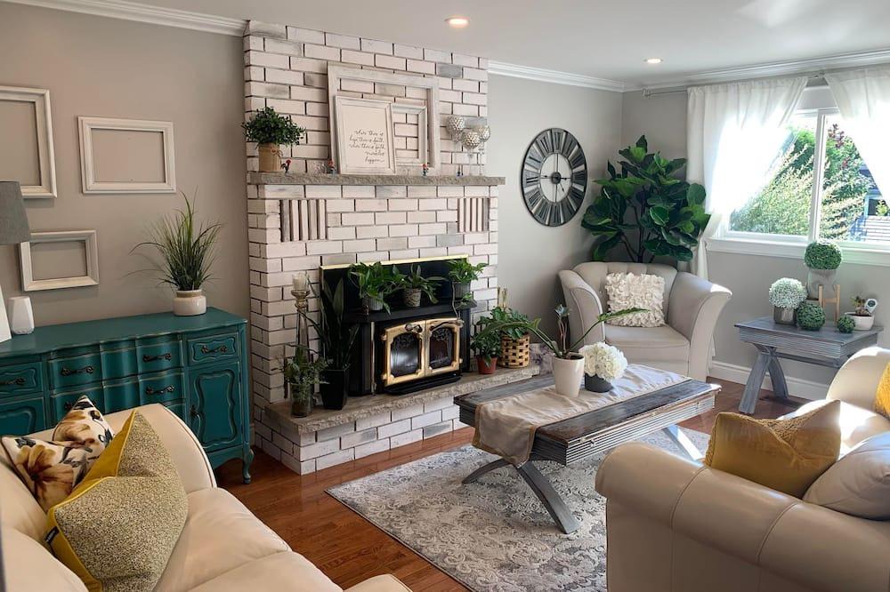 Amherstview House | Executive Living with Hot Tub, Gym and Sauna