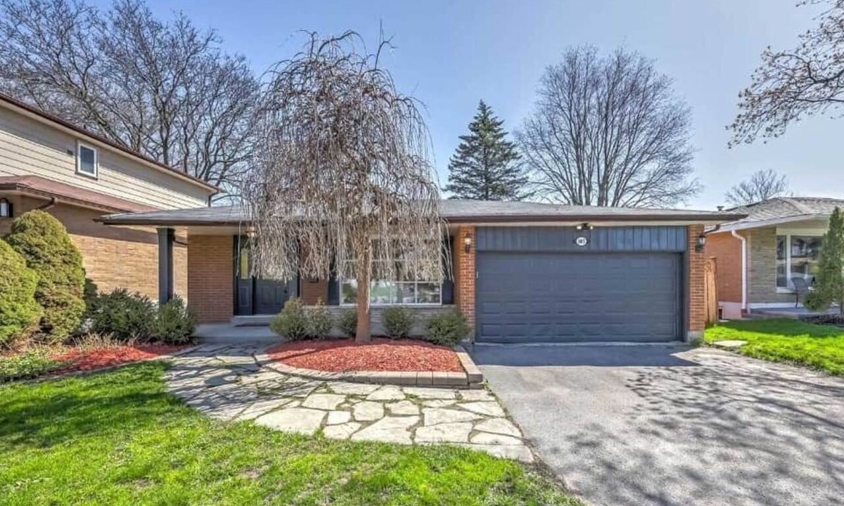 Markham House | Executive Parkside Retreat in Heart of Unionville