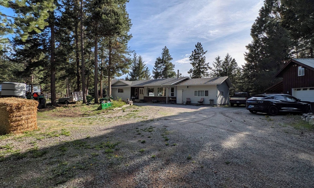 Aspen Grove House | Experience Zen in a charming 3-bedroom farmhouse in Beautiful Thompson-Nicola.
