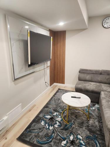 Winnipeg Apartment | F&B Exquisite Guest room