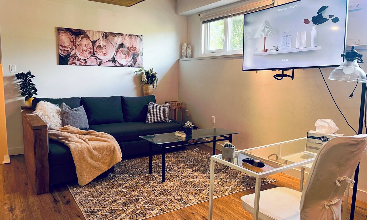 Northwest Calgary House | Fabulous 2-bedroom house with WiFi in Calgary