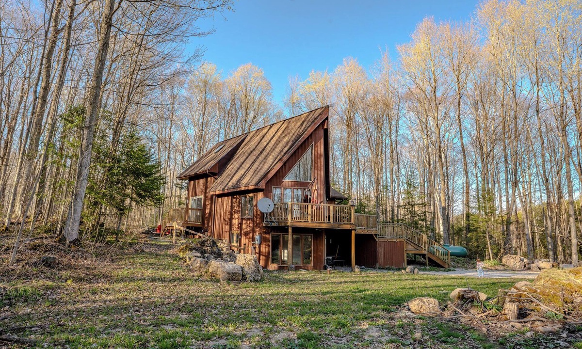 Georgian Bluffs House | Fadak Forest- A Chalet in the trees