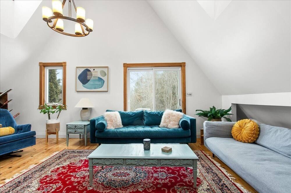 Tiny Cottage | Fall Getaway Minutes to Beach, Trails and Awenda!