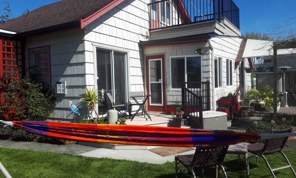 James Bay House | Family Cottage-House in Scenic James Bay, Victoria: 1 Blk to Ocean & Ogden Pt!