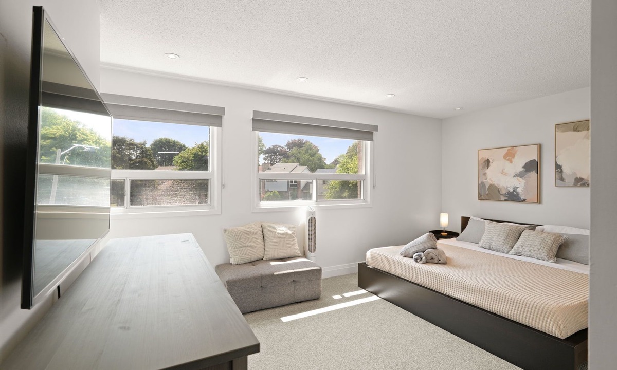 Pickering House | Family & Dog Friendly 5BR Entire House with Private Basement Apartment
