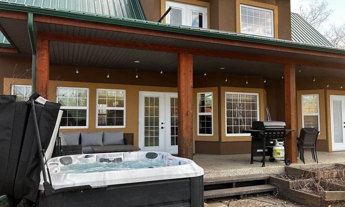 Fowler Lake House | Family Friendly Cabin w/Jacuzzi at Fowler Lake, SK