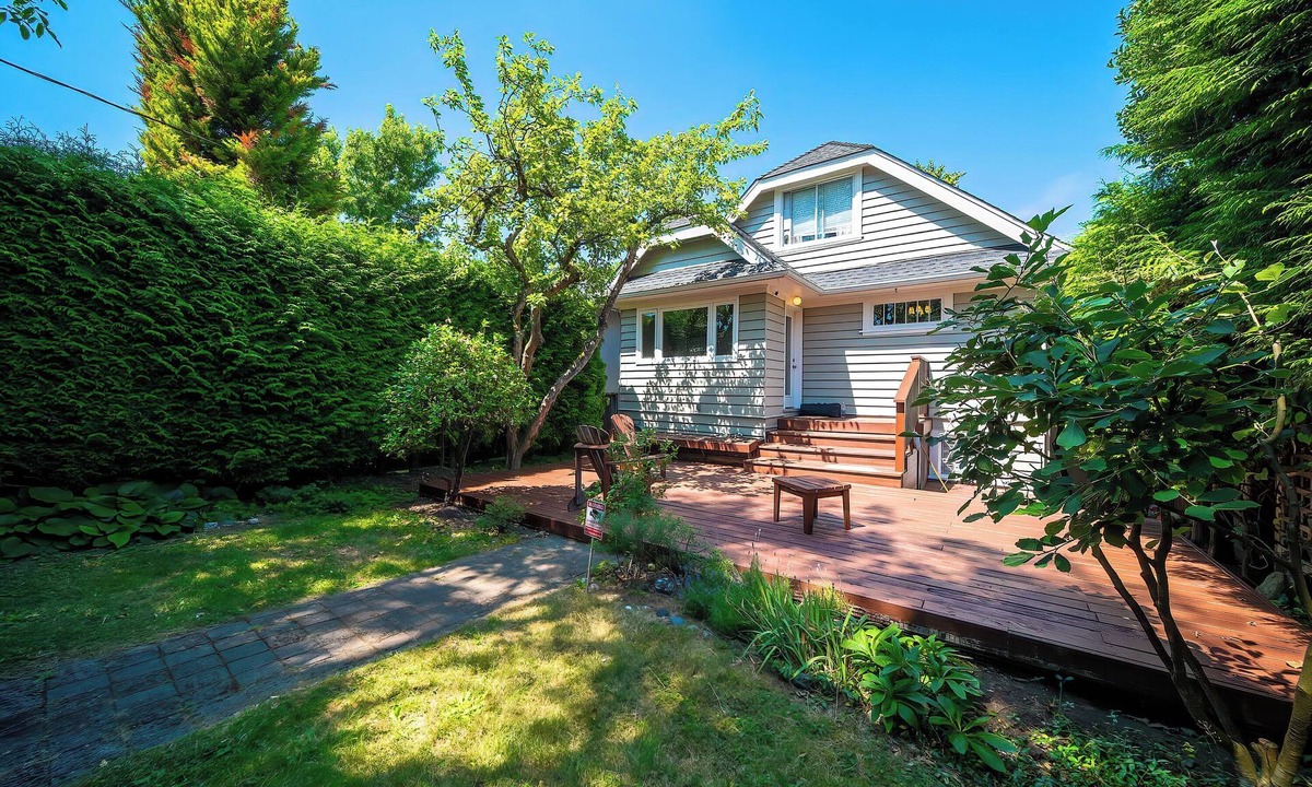 Dunbar Villa | Family-Friendly 3BR Home Near UBC & AC & Parking & Pet-Friendly