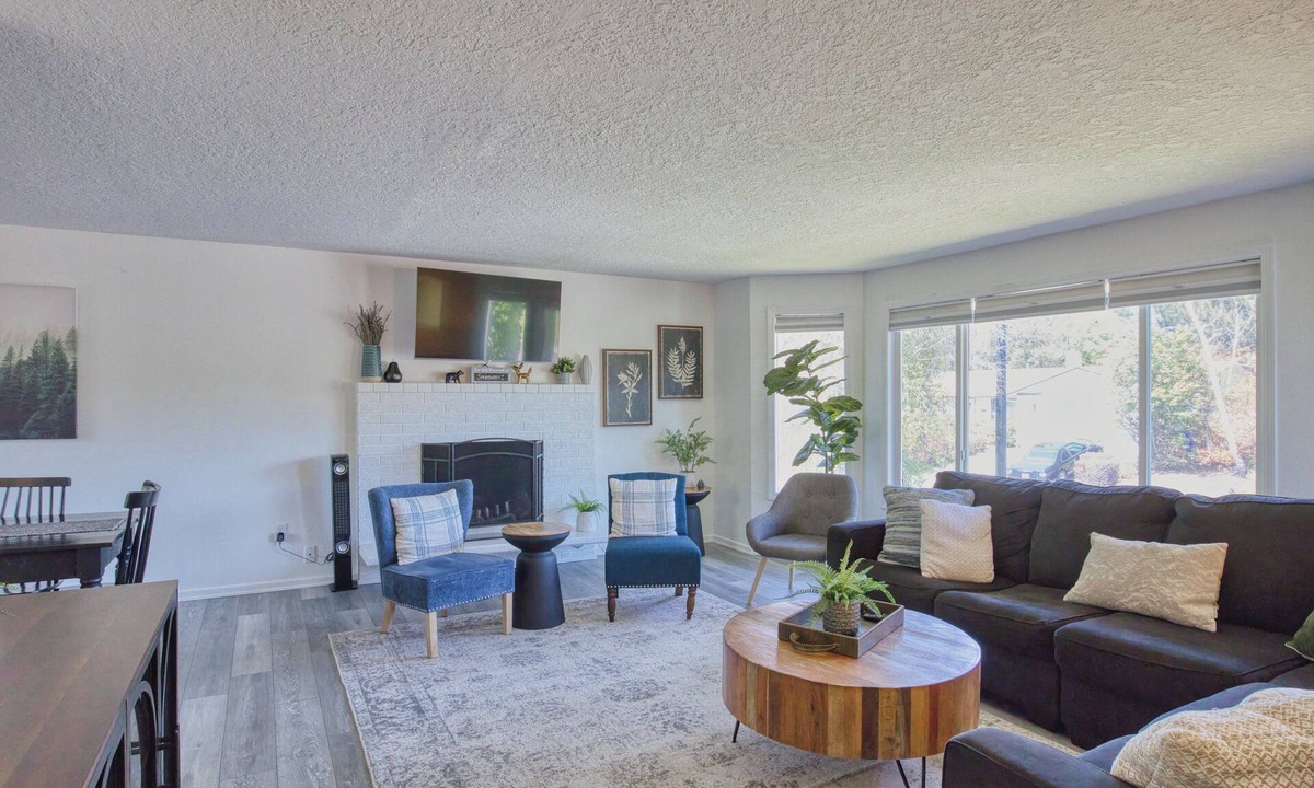 Gresham House | Family-Friendly 5BR Retreat – Hot Tub & Game Room