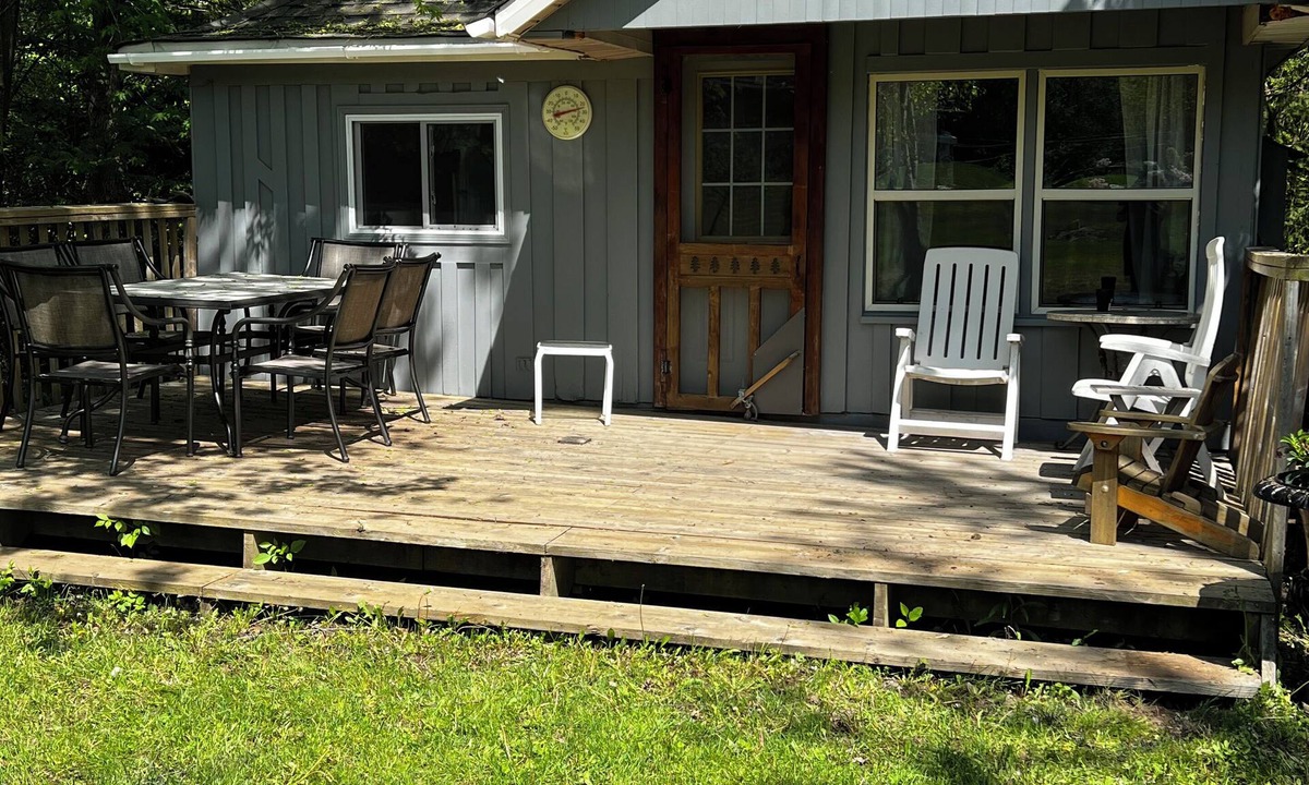 Clearview Township Cabin | Family Friendly Houskeeping Cabin with additional Bunkie.