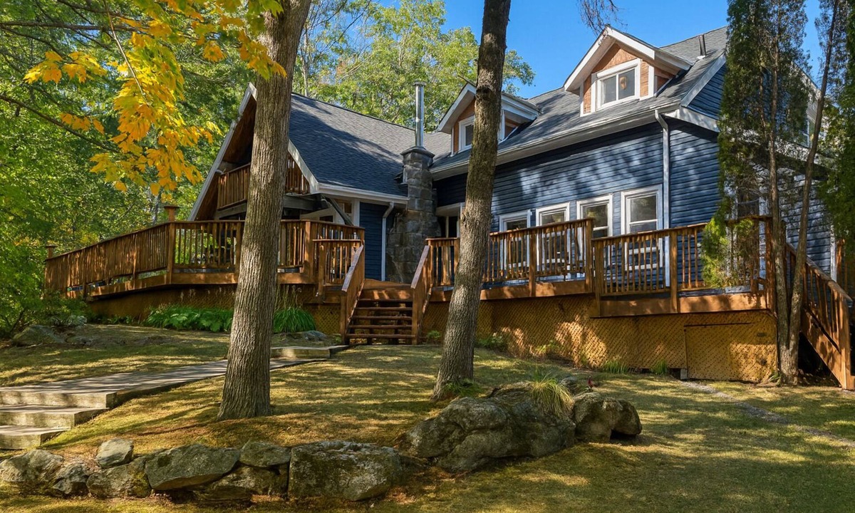 Gravenhurst Cottage | Family-Friendly Muskoka Cottage | Hot Tub, Sauna, Near Wharf & Beaches