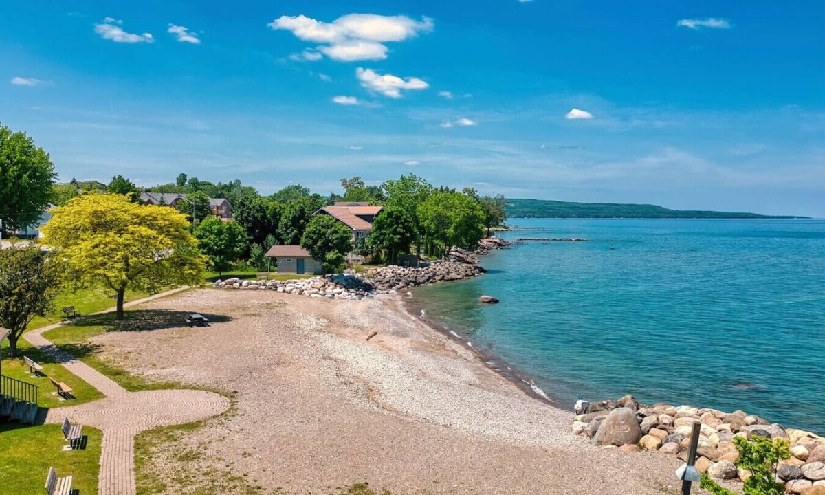 Meaford House | Family friendly summer getaway, short walk to beach, restaurants, etc.