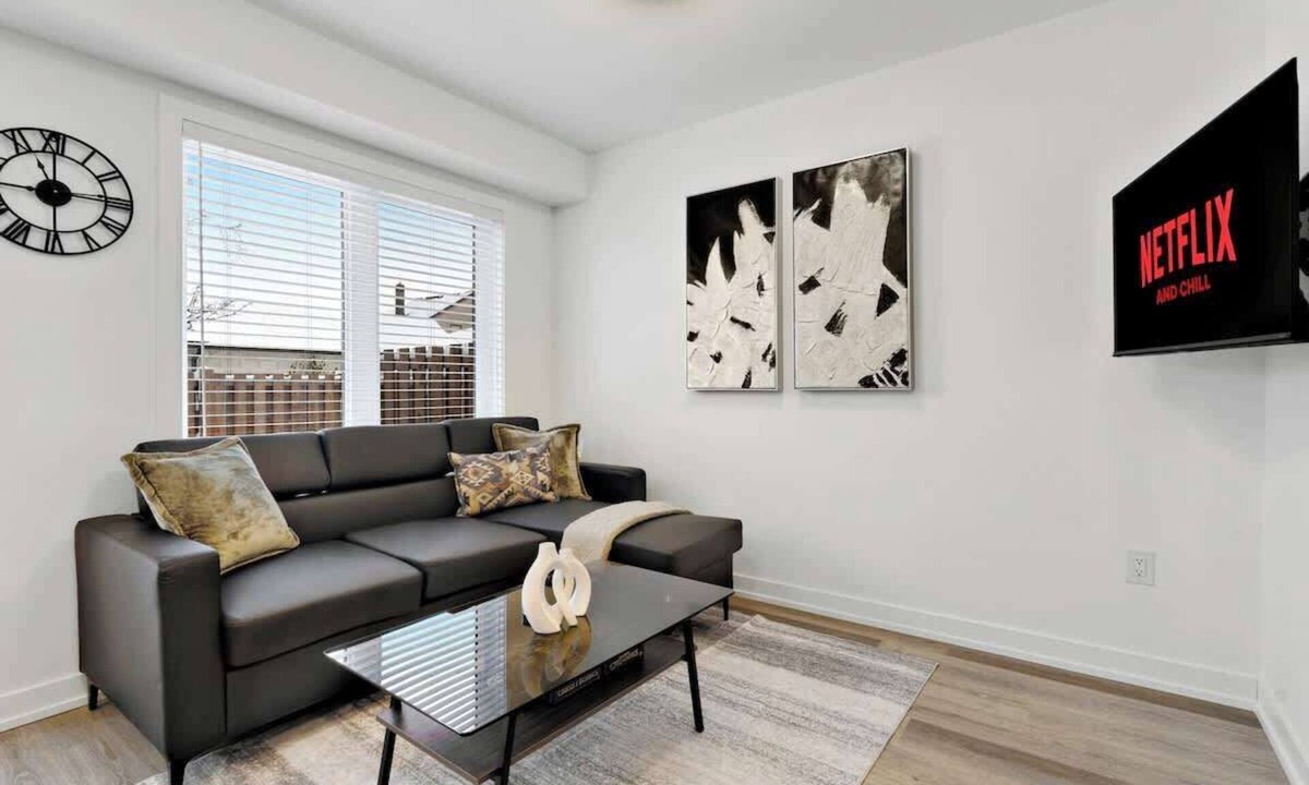 Welland House | Family Friendly Waterfront 3BR House Sleeps 8