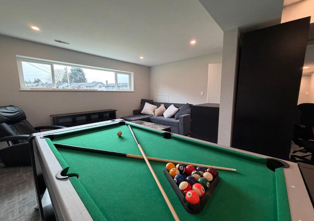 Delta House | Family Fun Retreat Near Vancouver I Movie Nights, Games & Large Backyard